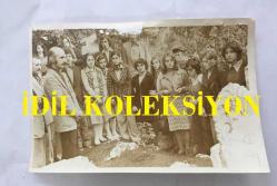 GELENEKSEL TÜRK TİYATROSUNUN SON TEMSİLCİSİ İSMAİL HAKKI DÜMBÜLLÜ'NÜN ORİJİNAL 2'Lİ FOTOĞRAF SETİ - 18 x 12 cm EBADINDA  - (AÇIKLAMAYI OKUYUNUZ) İSMAİL HAKKI DÜMBÜLLÜ  12 KASIM 1974 YILINDA MEZARI BAŞINDA  ANILIRKEN ÇEKİLMİŞ 2 FARKLI KARE