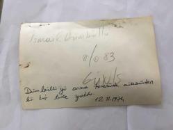 GELENEKSEL TÜRK TİYATROSUNUN SON TEMSİLCİSİ İSMAİL HAKKI DÜMBÜLLÜ'NÜN ORİJİNAL 2'Lİ FOTOĞRAF SETİ - 18 x 12 cm EBADINDA  - (AÇIKLAMAYI OKUYUNUZ) İSMAİL HAKKI DÜMBÜLLÜ  12 KASIM 1974 YILINDA MEZARI BAŞINDA  ANILIRKEN ÇEKİLMİŞ 2 FARKLI KARE
