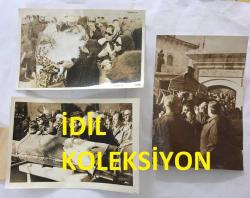 GELENEKSEL TÜRK TİYATROSUNUN SON TEMSİLCİSİ İSMAİL HAKKI DÜMBÜLLÜ'NÜN ORİJİNAL 3'LÜ FOTOĞRAF SETİ - 18 x 12 cm EBADINDA  - (AÇIKLAMAYI OKUYUNUZ) İSMAİL HAKKI DÜMBÜLLÜ'NUN ŞİŞLİDEKİ CENAZE TÖRENİNDEN 3 FARKLI KARE