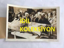 GELENEKSEL TÜRK TİYATROSUNUN SON TEMSİLCİSİ İSMAİL HAKKI DÜMBÜLLÜ'NÜN ORİJİNAL 3'LÜ FOTOĞRAF SETİ - 18 x 12 cm EBADINDA  - (AÇIKLAMAYI OKUYUNUZ) İSMAİL HAKKI DÜMBÜLLÜ'NUN ŞİŞLİDEKİ CENAZE TÖRENİNDEN 3 FARKLI KARE