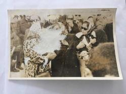 GELENEKSEL TÜRK TİYATROSUNUN SON TEMSİLCİSİ İSMAİL HAKKI DÜMBÜLLÜ'NÜN ORİJİNAL 3'LÜ FOTOĞRAF SETİ - 18 x 12 cm EBADINDA  - (AÇIKLAMAYI OKUYUNUZ) İSMAİL HAKKI DÜMBÜLLÜ'NUN ŞİŞLİDEKİ CENAZE TÖRENİNDEN 3 FARKLI KARE