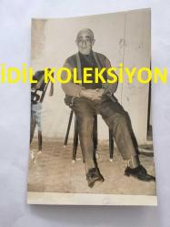 GELENEKSEL TÜRK TİYATROSUNUN SON TEMSİLCİSİ İSMAİL HAKKI DÜMBÜLLÜ'NÜN ORİJİNAL 2'Lİ FOTOĞRAF SETİ - 14 x 9 cm EBADINDA  - (AÇIKLAMAYI OKUYUNUZ) İSMAİL HAKKI DÜMBÜLLÜ  KIZI SERPİL'LE BİRLİKTEYKEN ÇEKİLMİŞ 2 FARKLI KARE