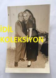 GELENEKSEL TÜRK TİYATROSUNUN SON TEMSİLCİSİ İSMAİL HAKKI DÜMBÜLLÜ'NÜN ORİJİNAL 2'Lİ FOTOĞRAF SETİ - 14 x 9 cm EBADINDA  - (AÇIKLAMAYI OKUYUNUZ) İSMAİL HAKKI DÜMBÜLLÜ  KIZI SERPİL'LE BİRLİKTEYKEN ÇEKİLMİŞ 2 FARKLI KARE