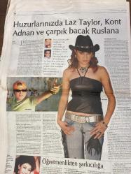 CUMHURİYET PAZAR GAZETESİ DOĞUM GÜNÜ HEDİYESİ - 1 AĞUSTOS 2004 -Türkan Saylan-Hakan Çelik-Aşkın Arsunan-Nilüfer Zengin-Murat Beşer-Ali Deniz Uslu-Berat Günçalkan-İpek Yezdani-Hıdır Durmaz-İpek Özbey-Burak Sergen-Nurten Ay-Kenan Işık-Cüneyt Arcayürek-Hüseyin Yıldız-Aylin Tunç-Ezade Etem-Murat Çıtak-Baki Koşar-Tuğba Hatun-Ayşel Gürel-Laz Taylor-Kont Adnan-Ruslana-Atilla Özdemiroğlu-Semih Gemalmaz  Zaman benim emrimde-Eyvah bana bakıyorlar-Bilgi sır olunca-Şimdi de Laz Taylor-Göz göze gelememek-Bir de Tarkan’la salsa yapsak-Tanrım lütfen aklım boş olmasın-Nerede biri dövülse ben incinirim-Yerimde duramıyorum-Hukukun grameri de önemli-Caz erdemdir-Üçüncü kuşağın romanı-Hayvanlar hızlı yemek-Tarkuşu’nun kısa tarihi-Huzurlarınızda Laz Taylor Kont Adnan ve çarpık bacak Ruslana-Öğretmenlikten şarkıcılığa