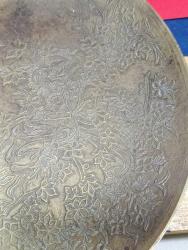 RF48-----KABARTMA BİTKİSEL DESENLİ ANTİKA PİRİNÇ TABAK