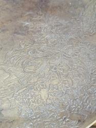 RF48-----KABARTMA BİTKİSEL DESENLİ ANTİKA PİRİNÇ TABAK