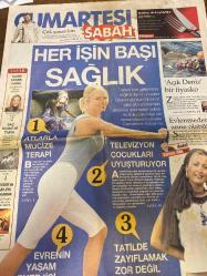 SABAH GAZETESİ DOĞUM GÜNÜ HEDİYESİ - 21 AĞUSTOS 2004 -Celal Kadri Kınoğlu-Balcıçek Pamir-Eylem Bilgiç-Sayın Çınar-Atila Dorsay-Kenan Doğulu-Emre Altuğ-Hülya Avşar-Deniz Seki-Mahsun Kırmızıgül-Timur Selçuk-Gülben Ergen-Serdar Ortaç-Rafet El Roman-Nil Karaibrahimgil-Ata Demirer-Sezen Aksu-Kıraç-Fazıl Say-Sedef Erken-Ferhat Göçer-Tuba Ünsal-Kıvanç Tatlıtuğ-The Rasmus-Sertaraf-Jack Bauer-Berna Laçin-İdil Fırat-Kenan İmirzalıoğlu  Her işin başı sağlık-Atlarla mucize terapi-Televizyon çocukları uyuşturuyor-Tatilde zayıflamak zor değil-Evrenin yaşam enerjisi-‘Açık Deniz’ bir fiyasko-Evlenmeden anne olabilirim-Fener’in konuyla ilgisi nedir hayatım?-İrfan’ı oynarken çok şımardım-Saç biçimi ve tarih-Mirror’ın gururu makarna-Bir orkestra şefinin ardından-Bir rüya gördüm hayatım değişti-Saç biçimleriyle Türkler’in tarihi-Miniklerin gizli bahçeleri değişiyor-Çocuklarla büyüklerin dünyaları karışınca-Okyanus ortasında karı koca kavgası-The Rasmus sizi bekliyor-Jack Bauer’in kızı şaşırtıyor-Olympus’t