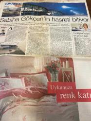 SABAH GAZETESİ DOĞUM GÜNÜ HEDİYESİ - 21 AĞUSTOS 2004 -Celal Kadri Kınoğlu-Balcıçek Pamir-Eylem Bilgiç-Sayın Çınar-Atila Dorsay-Kenan Doğulu-Emre Altuğ-Hülya Avşar-Deniz Seki-Mahsun Kırmızıgül-Timur Selçuk-Gülben Ergen-Serdar Ortaç-Rafet El Roman-Nil Karaibrahimgil-Ata Demirer-Sezen Aksu-Kıraç-Fazıl Say-Sedef Erken-Ferhat Göçer-Tuba Ünsal-Kıvanç Tatlıtuğ-The Rasmus-Sertaraf-Jack Bauer-Berna Laçin-İdil Fırat-Kenan İmirzalıoğlu  Her işin başı sağlık-Atlarla mucize terapi-Televizyon çocukları uyuşturuyor-Tatilde zayıflamak zor değil-Evrenin yaşam enerjisi-‘Açık Deniz’ bir fiyasko-Evlenmeden anne olabilirim-Fener’in konuyla ilgisi nedir hayatım?-İrfan’ı oynarken çok şımardım-Saç biçimi ve tarih-Mirror’ın gururu makarna-Bir orkestra şefinin ardından-Bir rüya gördüm hayatım değişti-Saç biçimleriyle Türkler’in tarihi-Miniklerin gizli bahçeleri değişiyor-Çocuklarla büyüklerin dünyaları karışınca-Okyanus ortasında karı koca kavgası-The Rasmus sizi bekliyor-Jack Bauer’in kızı şaşırtıyor-Olympus’t