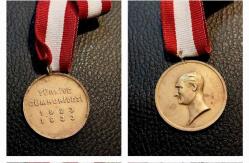 10. YIL MADALYONU Cumhuriyetimizin 10. yılı anısına bastırılmış 1933 tarihli madalyon.