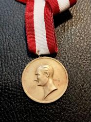 10. YIL MADALYONU Cumhuriyetimizin 10. yılı anısına bastırılmış 1933 tarihli madalyon.