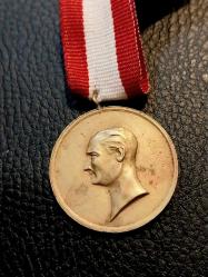 10. YIL MADALYONU Cumhuriyetimizin 10. yılı anısına bastırılmış 1933 tarihli madalyon.