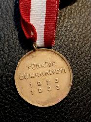 10. YIL MADALYONU Cumhuriyetimizin 10. yılı anısına bastırılmış 1933 tarihli madalyon.