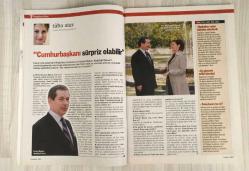 YENİ AKTÜEL HAFTALIK HABER DERGİSİ - SAYI 43 - 10 MAYIS 2005 - DA VINCI ŞİFRESİ FİLMİNİN SIRLARI VE TOM HANKS İLE ÖZEL RÖPORTAJ - SEZER, GÜÇLÜ BİR DEMOKRASİDE KOLTUĞUNU YİTİRİRDİ - HZ. İSA’NIN İSLAMİ ŞİFRELERİ - NURCULAR’A GÖRE İKİ DİNİ MÜSLÜMAN İSEVİLER CEMAATİ BİRLEŞTİRECEK - HZ. İSA’YI BEKLEYEN MÜSLÜMANLAR - İKİ CIA AJANI ANLATTI: ABD İRAN’I 9 NOKTADAN VURACAK - İSRAİL’İN İNTİHAR KÖPEKLERİ PLANDA - TANDIRDA TÖRE İNTİHARI - GENEL AF ÇIKSIN, PKK SİYASALLAŞSIN - MONA LISA’M İÇİN HALA VAKTİM VAR - İKİ AŞK ARASI HETOX - AMERİKAN HİROŞİMA: İRAN’A MUHTEMEL SALDIRI PLANI - YÜRÜME BANDINDA BİR LİDER: DALAY LAMA’NIN FOTOĞRAFÇISI ANLATIYOR - ERKEKLERDEN ARINMA DİYETİ: HETOX TRENDİ - ACUN YILANLARIN YANINDA: FEAR FACTOR DOSYASI - DÜNYA SU ALTINDA KALACAK: 13 YAŞINDAKİ BİLİM KAHRAMANI - PAMUK PRENSES’İN REKORU - TELİF TASARISINA SANATÇILARDAN İTİRAZ - ATLARA FISILDAYAN ADAMLAR: ZİNGARO BİNİCİLİK TİYATROSU İSTANBUL’DA - SALİH MEMECAN - SÖNMEZ KARAKURT - PERİHAN MAGDEN - MEHMET ALİ KILIÇ 98 SAYFA