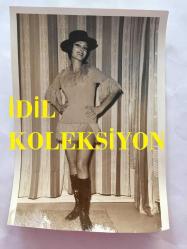 DANSÖZ ve YEŞİLÇAM OYUNCUSU BİRSEN AYDA'NIN ORİJİNAL 2'Lİ FOTOĞRAF SETİ - 16  x 12 cm EBADINDA (AÇIKLAMAYI OKUYUNUZ) - BİRSEN AYDA ŞAPKASIYLA GÜLÜMSEYEREK POZ VERİRKEN ÇEKİLMİŞ 2 FARKLI KARE