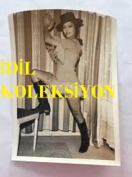 DANSÖZ ve YEŞİLÇAM OYUNCUSU BİRSEN AYDA'NIN ORİJİNAL 2'Lİ FOTOĞRAF SETİ - 16  x 12 cm EBADINDA (AÇIKLAMAYI OKUYUNUZ) - BİRSEN AYDA ŞAPKASIYLA GÜLÜMSEYEREK POZ VERİRKEN ÇEKİLMİŞ 2 FARKLI KARE