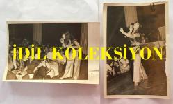DANSÖZ ve YEŞİLÇAM OYUNCUSU BİRSEN AYDA'NIN ORİJİNAL 2'Lİ FOTOĞRAF SETİ - 18  x 12 cm EBADINDA (AÇIKLAMAYI OKUYUNUZ) - BİRSEN AYDA SAHNEDE ŞARKI OKURKEN ÇEKİLMİŞ 2 FARKLI KARE