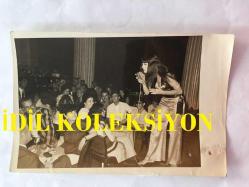 DANSÖZ ve YEŞİLÇAM OYUNCUSU BİRSEN AYDA'NIN ORİJİNAL 2'Lİ FOTOĞRAF SETİ - 18  x 12 cm EBADINDA (AÇIKLAMAYI OKUYUNUZ) - BİRSEN AYDA SAHNEDE ŞARKI OKURKEN ÇEKİLMİŞ 2 FARKLI KARE