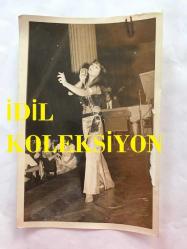 DANSÖZ ve YEŞİLÇAM OYUNCUSU BİRSEN AYDA'NIN ORİJİNAL 2'Lİ FOTOĞRAF SETİ - 18  x 12 cm EBADINDA (AÇIKLAMAYI OKUYUNUZ) - BİRSEN AYDA SAHNEDE ŞARKI OKURKEN ÇEKİLMİŞ 2 FARKLI KARE