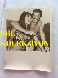 DANSÖZ ve YEŞİLÇAM OYUNCUSU BİRSEN AYDA'NIN ORİJİNAL 5'Lİ FOTOĞRAF SETİ - 18  x 12 cm EBADINDA (AÇIKLAMAYI OKUYUNUZ) - BİRSEN AYDA, FUTBOLCU NİŞANLISIYLA BİRLİKTE VAKİT GEÇİRİRKEN ÇEKİLMİŞ 5 FARKLI KARE