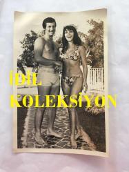 DANSÖZ ve YEŞİLÇAM OYUNCUSU BİRSEN AYDA'NIN ORİJİNAL 5'Lİ FOTOĞRAF SETİ - 18  x 12 cm EBADINDA (AÇIKLAMAYI OKUYUNUZ) - BİRSEN AYDA, FUTBOLCU NİŞANLISIYLA BİRLİKTE VAKİT GEÇİRİRKEN ÇEKİLMİŞ 5 FARKLI KARE