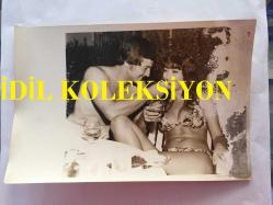 DANSÖZ ve YEŞİLÇAM OYUNCUSU BİRSEN AYDA'NIN ORİJİNAL 5'Lİ FOTOĞRAF SETİ - 18  x 12 cm EBADINDA (AÇIKLAMAYI OKUYUNUZ) - BİRSEN AYDA, FUTBOLCU NİŞANLISIYLA BİRLİKTE VAKİT GEÇİRİRKEN ÇEKİLMİŞ 5 FARKLI KARE