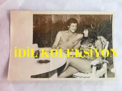 DANSÖZ ve YEŞİLÇAM OYUNCUSU BİRSEN AYDA'NIN ORİJİNAL 5'Lİ FOTOĞRAF SETİ - 18  x 12 cm EBADINDA (AÇIKLAMAYI OKUYUNUZ) - BİRSEN AYDA, FUTBOLCU NİŞANLISIYLA BİRLİKTE VAKİT GEÇİRİRKEN ÇEKİLMİŞ 5 FARKLI KARE