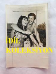 DANSÖZ ve YEŞİLÇAM OYUNCUSU BİRSEN AYDA'NIN ORİJİNAL 5'Lİ FOTOĞRAF SETİ - 18  x 12 cm EBADINDA (AÇIKLAMAYI OKUYUNUZ) - BİRSEN AYDA, FUTBOLCU NİŞANLISIYLA BİRLİKTE VAKİT GEÇİRİRKEN ÇEKİLMİŞ 5 FARKLI KARE