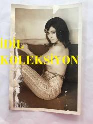 DANSÖZ ve YEŞİLÇAM OYUNCUSU BİRSEN AYDA'NIN ORİJİNAL 2'Lİ FOTOĞRAF SETİ - 18  x 12 cm EBADINDA (AÇIKLAMAYI OKUYUNUZ) - BİRSEN AYDA ÜSTSÜZ OLARAK POZ VERİRKEN ÇEKİLMİŞ 5 FARKLI KARE