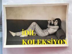 DANSÖZ ve YEŞİLÇAM OYUNCUSU BİRSEN AYDA'NIN ORİJİNAL 2'Lİ FOTOĞRAF SETİ - 18  x 12 cm EBADINDA (AÇIKLAMAYI OKUYUNUZ) - BİRSEN AYDA ÜSTSÜZ OLARAK POZ VERİRKEN ÇEKİLMİŞ 5 FARKLI KARE