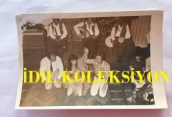 DANSÖZ ve YEŞİLÇAM OYUNCUSU BİRSEN AYDA'NIN ORİJİNAL 4'LÜ FOTOĞRAF SETİ - 18  x 12 cm EBADINDA (AÇIKLAMAYI OKUYUNUZ) - BİRSEN AYDA SAHNEDE ORYANTAL DANSI YAPARKEN ÇEKİLMİŞ 4 FARKLI KARE