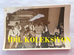 DANSÖZ ve YEŞİLÇAM OYUNCUSU BİRSEN AYDA'NIN ORİJİNAL 4'LÜ FOTOĞRAF SETİ - 18  x 12 cm EBADINDA (AÇIKLAMAYI OKUYUNUZ) - BİRSEN AYDA SAHNEDE ORYANTAL DANSI YAPARKEN ÇEKİLMİŞ 4 FARKLI KARE