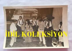 DANSÖZ ve YEŞİLÇAM OYUNCUSU BİRSEN AYDA'NIN ORİJİNAL 4'LÜ FOTOĞRAF SETİ - 18  x 12 cm EBADINDA (AÇIKLAMAYI OKUYUNUZ) - BİRSEN AYDA SAHNEDE ORYANTAL DANSI YAPARKEN ÇEKİLMİŞ 4 FARKLI KARE