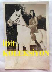 DANSÖZ ve YEŞİLÇAM OYUNCUSU BİRSEN AYDA'NIN ORİJİNAL 2'Lİ FOTOĞRAF SETİ - 18  x 12 cm EBADINDA (AÇIKLAMAYI OKUYUNUZ) - BİRSEN AYDA KIR ATIN ÜZERİNDEYKEN ÇEKİLMİŞ 2 FARKLI KARE