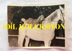 DANSÖZ ve YEŞİLÇAM OYUNCUSU BİRSEN AYDA'NIN ORİJİNAL 2'Lİ FOTOĞRAF SETİ - 18  x 12 cm EBADINDA (AÇIKLAMAYI OKUYUNUZ) - BİRSEN AYDA KIR ATIN ÜZERİNDEYKEN ÇEKİLMİŞ 2 FARKLI KARE