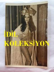 DANSÖZ ve YEŞİLÇAM OYUNCUSU BİRSEN AYDA'NIN ORİJİNAL 2'Lİ FOTOĞRAF SETİ - 18  x 12 cm EBADINDA (AÇIKLAMAYI OKUYUNUZ) - BİRSEN AYDA DEKOLTE GİYSİSİYLE POZ VERİRKEN ÇEKİLMİŞ 2 FARKLI KARE