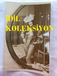 DANSÖZ ve YEŞİLÇAM OYUNCUSU BİRSEN AYDA'NIN ORİJİNAL 2'Lİ FOTOĞRAF SETİ - 18  x 12 cm EBADINDA (AÇIKLAMAYI OKUYUNUZ) - BİRSEN AYDA DEKOLTE GİYSİSİYLE POZ VERİRKEN ÇEKİLMİŞ 2 FARKLI KARE