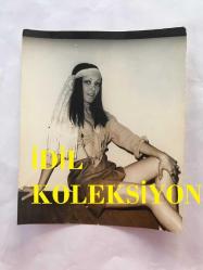 DANSÖZ ve YEŞİLÇAM OYUNCUSU BİRSEN AYDA'NIN ORİJİNAL 4'LÜ FOTOĞRAF SETİ - 16  x 11 cm EBADINDA (AÇIKLAMAYI OKUYUNUZ) - BİRSEN AYDA DEKOLTE GİYSİSİYLE POZ VERİRKEN ÇEKİLMİŞ 4 FARKLI KARE