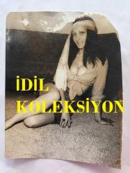 DANSÖZ ve YEŞİLÇAM OYUNCUSU BİRSEN AYDA'NIN ORİJİNAL 4'LÜ FOTOĞRAF SETİ - 16  x 11 cm EBADINDA (AÇIKLAMAYI OKUYUNUZ) - BİRSEN AYDA DEKOLTE GİYSİSİYLE POZ VERİRKEN ÇEKİLMİŞ 4 FARKLI KARE