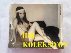 DANSÖZ ve YEŞİLÇAM OYUNCUSU BİRSEN AYDA'NIN ORİJİNAL 4'LÜ FOTOĞRAF SETİ - 16  x 11 cm EBADINDA (AÇIKLAMAYI OKUYUNUZ) - BİRSEN AYDA DEKOLTE GİYSİSİYLE POZ VERİRKEN ÇEKİLMİŞ 4 FARKLI KARE