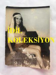 DANSÖZ ve YEŞİLÇAM OYUNCUSU BİRSEN AYDA'NIN ORİJİNAL 4'LÜ FOTOĞRAF SETİ - 16  x 11 cm EBADINDA (AÇIKLAMAYI OKUYUNUZ) - BİRSEN AYDA DEKOLTE GİYSİSİYLE POZ VERİRKEN ÇEKİLMİŞ 4 FARKLI KARE