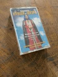ÖMER ÖZGÜR - KOMSER ŞEKSPİR - ORİJİNAL FİLM MÜZİKLERİ (MAZHAR ALANSON / NİL KARAİBRAHİMGİL) - KASET