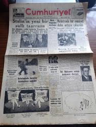 Cumhuriyet Gazetesi - 26 Aralık 1952 - Stalin'in Yeni Bir Sulh Taarruzu - Birleşik Amerika'nın Yeni Başkanı Eisenhover - Malatya'da Kardeşler Adı Altında Bir Cemiyet Daha Ortaya Çıkarıldı - Devrim Ocakları Toplantısında Hadise - laiklik haftası toplantısında Dinleyiciler ile Profesör Nimetullah münakaşası foto-Profesör Muzaffer Şevki'ye Legion D'honneur Nişanı Verildi - Emniyet Genel Müdürü Kemal Aygün Yeni kurulacak emniyet tesisleri hakkında izahat verdi  - Avrupa Birliği- Hitler'le Eva'nın Evlenme Ve İntiharları - Fransız Komünist Partisinde İkilik - Müzikle Hastaların Tedavisi Mümkün - İstanbul Şehir Tiyatroları Müdürü Orhan Hançerlioğlu - 16. Ölüm Yıldönümünde Mehmet Akif Ersoy yazan Mustafa Baydar - Lig Maçlarında Kombine Bilet - Erciyes'te Bir Kayak Kampı Açıldı - Tarihi Bahisler Onaltıncı Asırda Kadınlar yazan Haluk Yusuf Şehsuvaroğlu - İstanbul Kız Lisesinde Müsamere- Günün Resimleri - Safiye Ayla Arif Sami Toker Radife Erten Columbia Plaklarında -Şekerci Ali Muhiddin Hacı