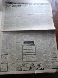 Cumhuriyet Gazetesi - 26 Aralık 1952 - Stalin'in Yeni Bir Sulh Taarruzu - Birleşik Amerika'nın Yeni Başkanı Eisenhover - Malatya'da Kardeşler Adı Altında Bir Cemiyet Daha Ortaya Çıkarıldı - Devrim Ocakları Toplantısında Hadise - laiklik haftası toplantısında Dinleyiciler ile Profesör Nimetullah münakaşası foto-Profesör Muzaffer Şevki'ye Legion D'honneur Nişanı Verildi - Emniyet Genel Müdürü Kemal Aygün Yeni kurulacak emniyet tesisleri hakkında izahat verdi  - Avrupa Birliği- Hitler'le Eva'nın Evlenme Ve İntiharları - Fransız Komünist Partisinde İkilik - Müzikle Hastaların Tedavisi Mümkün - İstanbul Şehir Tiyatroları Müdürü Orhan Hançerlioğlu - 16. Ölüm Yıldönümünde Mehmet Akif Ersoy yazan Mustafa Baydar - Lig Maçlarında Kombine Bilet - Erciyes'te Bir Kayak Kampı Açıldı - Tarihi Bahisler Onaltıncı Asırda Kadınlar yazan Haluk Yusuf Şehsuvaroğlu - İstanbul Kız Lisesinde Müsamere- Günün Resimleri - Safiye Ayla Arif Sami Toker Radife Erten Columbia Plaklarında -Şekerci Ali Muhiddin Hacı