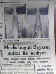 Cumhuriyet Gazetesi - 1 Kasım 1955 - Bravo Grupa yazan Nadir Nadi Başmakale - Demokrat Parti meclis grubunda seçimler dün de bitmedi - atom harbine hazırlık fotoğraf - Ekrem Hayri Üstündağ'ın İzmir'deki basın toplantısı - prenses Margaret albay Towsend ile evlenmeyeceğini Dün ilan etti - halkın aşık olduğu dansöz küçük Mualla erkek çıktı - meteoroloji Yüksek okulu açılıyor - Tek Atlı arabasını sattı piyango bileti aldı ve bayram günü tam 100,000 lira kazanan Abdülaziz Alptekin fotoğraf - 1 Bedende 2 Adam Yazan Va Nü yazı dizisi - Garanti Bankası - Londra sefirimiz Suat Hayri Ürgüplü İngiliz Devlet bakanı ile görüştü - Japonya'da inşa edilen Bolu şilepimiz denize indirildi - Türk parası ve Türkiye'deki Amerikalılar - ekonomi ve Ticaret okulu Dün açıldı - Beylik hevesi yazan Burhan Felek - Rita Hayworth Ali Han ile evlenmeyecek - küçük sahnede Çayhane oyunu - Sumatra İlahesi Sümer ve Ferah sinemasında - 1.94 boyundaki kadın basketbolcu Sonja Mrak fotoğraf -  Fenerbahçe New Jersey maçı