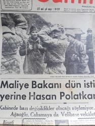 Cumhuriyet Gazetesi - 15 Aralık 1950 - rüşveti önlemek için Cumhuriyet Başmakale - Kore'deki Türk birliğinin sözcüsü Yüzbaşı Çataloğlu çinli esirleri sorguya çekiyor fotoğraf - Maliye Bakanı Halil Ayan Dün istifa etti yerine Hasan Polatkan geçti - genel kurul mütareke planını kabul etti - Kore mektupları - albay Celal Dora arkadaşlarıyla beraber fotoğraf - Kore harp muhabirimiz  Faruk Fenik yazıyor - Hariçte solculuğa meyleden talebenin dövizleri kesiliyor - Prost hakkında karar bugün verilecek - Faik Ahmet Barutçu Dün Adnan Menderes ile görüştü - Kızıl Çin ordusu - kuduz vakaları çoğaldı - Noel arifesinde Paris vitrinleri yazan Metin Toker - karanlık oda yazan Peride Celal Yazı Dizisi - işsizliğe dair yazan Burhan Felek - lig maçları çıkmaza giriyor - Safiye Ayla konseri Eminönü halkevinde - Hamiyet Yüceses Ferdi Tayfur Mualla Mukadder Pangaltı İnci sinemasında - Türkiye'den kore'dekilere mektup - Kore'den resimler - güreş biletlerinin karaborsa'ya düşmemesi için tedbir alınıyor