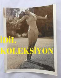 Efemera - DANSÖZ ve YEŞİLÇAM OYUNCUSU BİRSEN AYDA'NIN ORİJİNAL FOTOĞRAFI - 16 x 12 cm EBADINDA  - (AÇIKLAMAYI OKUYUNUZ) BİRSEN AYDA DEKOLTE GİYSİSİYLE AYAKTA POZ VERİRKEN ÇEKİLMİŞ BİR KARE - kitantik - kitaLog
