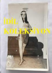 DANSÖZ ve YEŞİLÇAM OYUNCUSU BİRSEN AYDA'NIN ORİJİNAL BÜYÜK BOY 2'Lİ FOTOĞRAF SETİ - 24 x 15 cm EBADINDA  - (AÇIKLAMAYI OKUYUNUZ) BİRSEN AYDA DEKOLTE GİYSİSİYLE ÖZEL OLARAK POZ VERİRKEN ÇEKİLMİŞ 2 FARKLI KARE (ÜNAL TOLUNAY KADRAJINDAN KARELER)