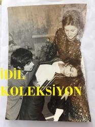 Efemera - DANSÖZ ve YEŞİLÇAM OYUNCUSU BİRSEN AYDA'NIN ORİJİNAL BÜYÜK BOY FOTOĞRAFI - 24 x 16 cm EBADINDA  - (AÇIKLAMAYI OKUYUNUZ) BİRSEN AYDA BAYILMA ROLU YAPARKEN ÇEKİLMİŞ BİR KARE - kitantik - kitaLog