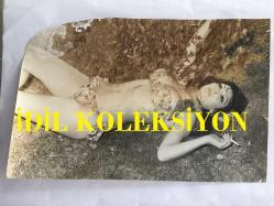 DANSÖZ ve YEŞİLÇAM OYUNCUSU BİRSEN AYDA'NIN ORİJİNAL BÜYÜK BOY FOTOĞRAFI - 24 x 15 cm EBADINDA  - (AÇIKLAMAYI OKUYUNUZ) BİRSEN AYDA MAYOSUYLA ÇİMLERE UZANIP POZ VERİRKEN ÇEKİLMİŞ BİR KARE