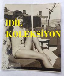 DANSÖZ ve YEŞİLÇAM OYUNCUSU BİRSEN AYDA'NIN ORİJİNAL BÜYÜK BOY FOTOĞRAFI - 20 x 17 cm EBADINDA  - (AÇIKLAMAYI OKUYUNUZ) BİRSEN AYDA DIŞ ORTAMDA POZ VERİRKEN ÇEKİLMİŞ BİR KARE